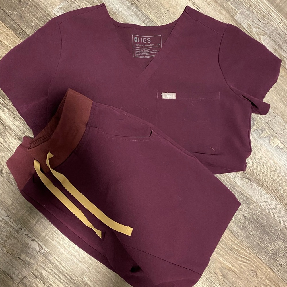 Figs XS burgundy with gold ties
